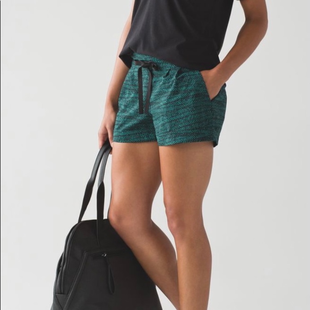Lululemon Spring Break Away Short II size 6